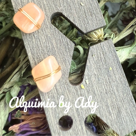 Alquimia Jewelry - Dainty stud earrings carnelian